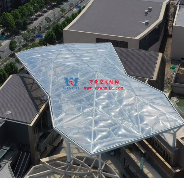 屋頂上到底有什么？