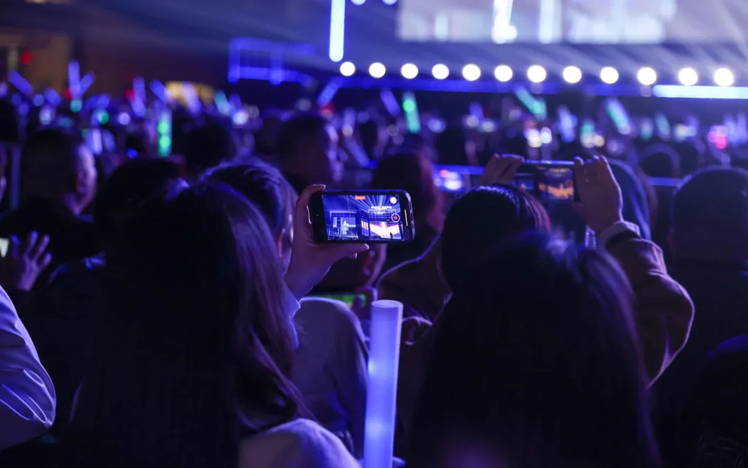 平陽體育中心群星演唱會！超萬人圍觀，現(xiàn)場火爆High唱！