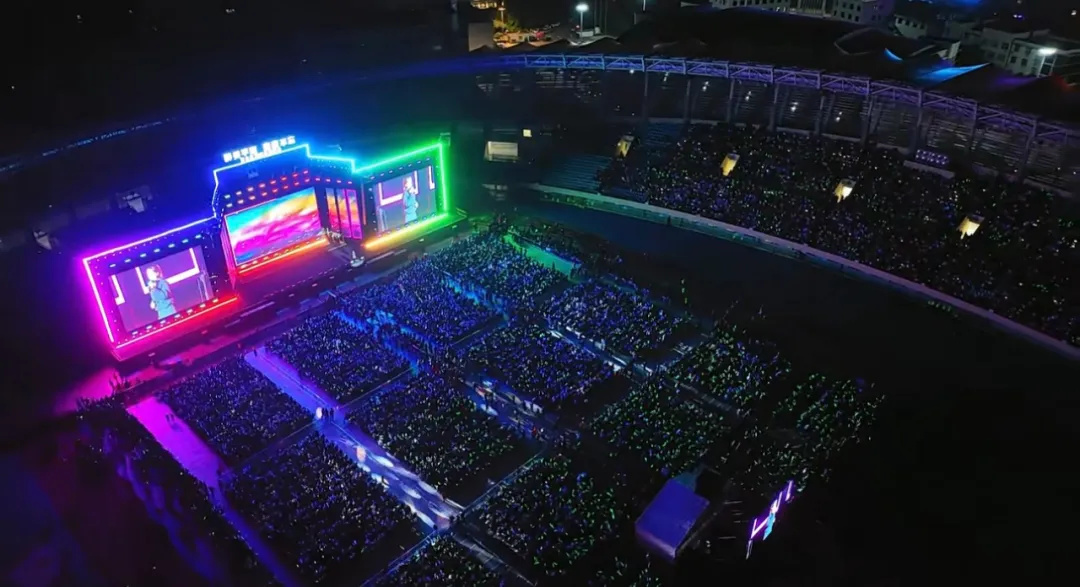 平陽體育中心群星演唱會！超萬人圍觀，現(xiàn)場火爆High唱！