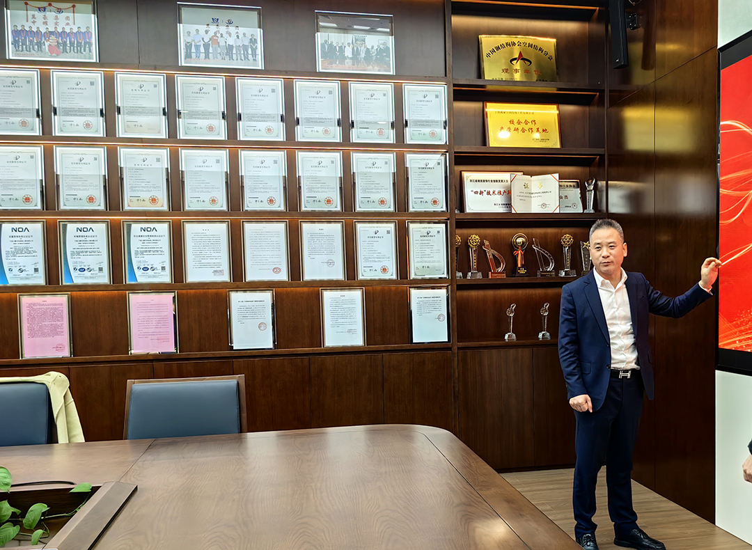 中國鋼結構協會空間結構分會領導專家一行蒞臨萬豪考察指導工作