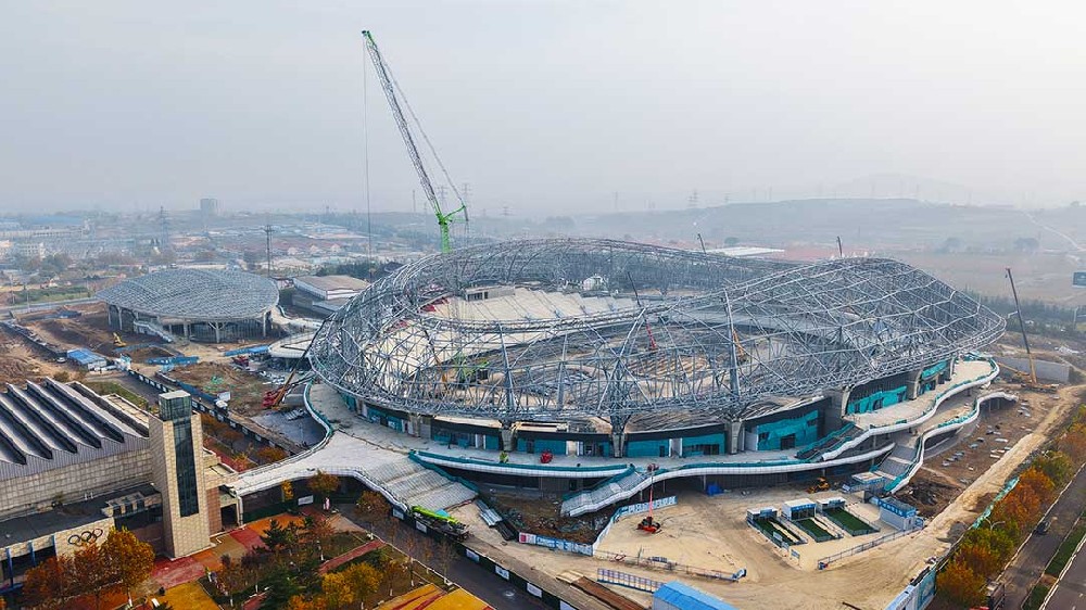 山東蓬萊體育場(chǎng)二次鋼構(gòu)首吊成功：工程建設(shè)新里程碑