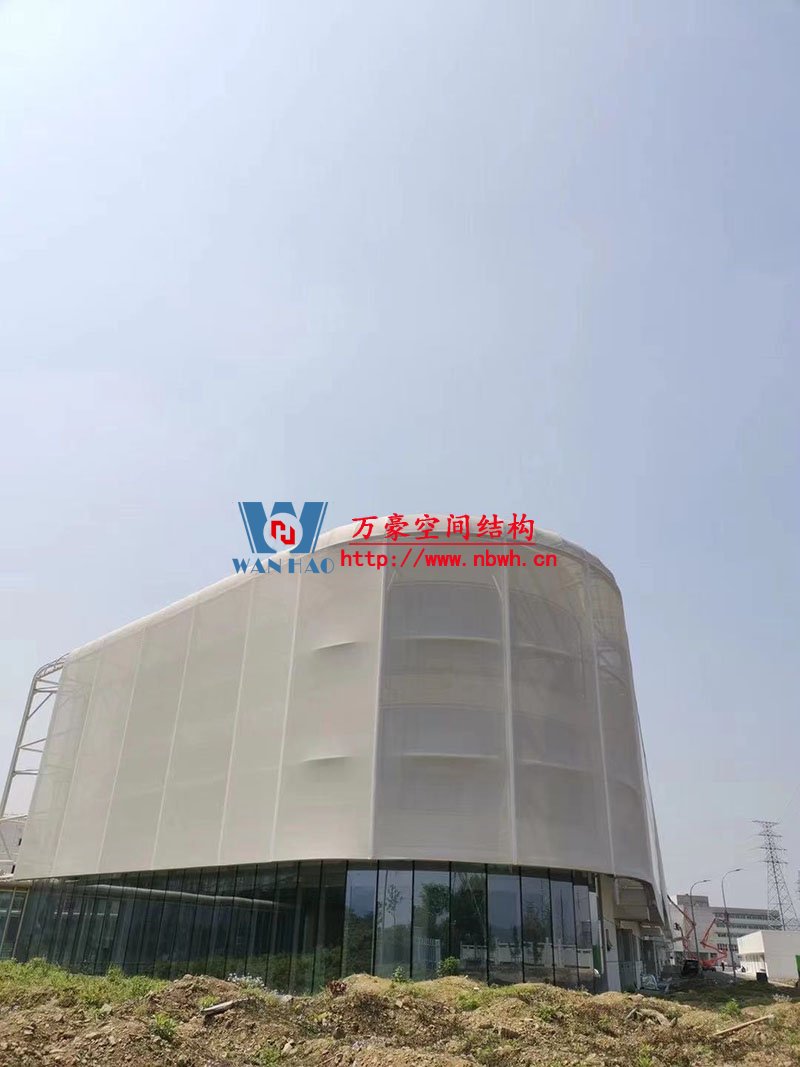 益富樂集團(tuán)食品工廠外立面PTFE網(wǎng)格織物膜結(jié)構(gòu)項目進(jìn)入最后織物膜結(jié)構(gòu)安裝階段