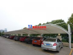 汽車車棚有哪幾種種類形式？為什么膜結(jié)構(gòu)車棚會成為汽車車棚優(yōu)選？