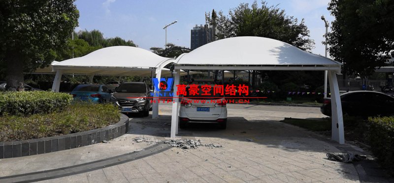 膜結構停車棚