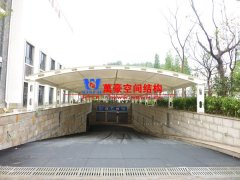 地下車庫雨棚什么材料好？膜結(jié)構(gòu)為什么是地下車庫雨棚材料的優(yōu)先選擇？