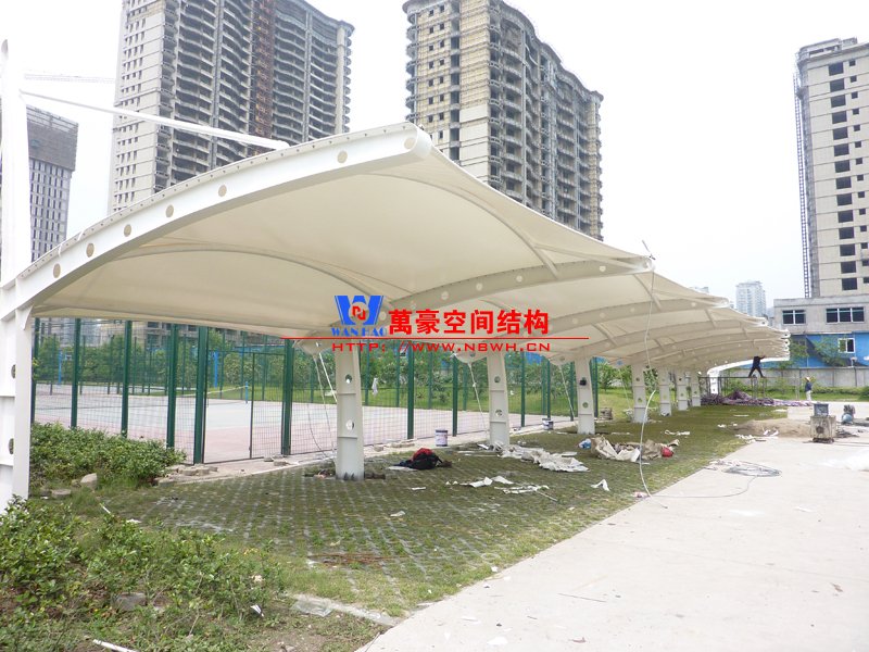 膜結構停車棚
