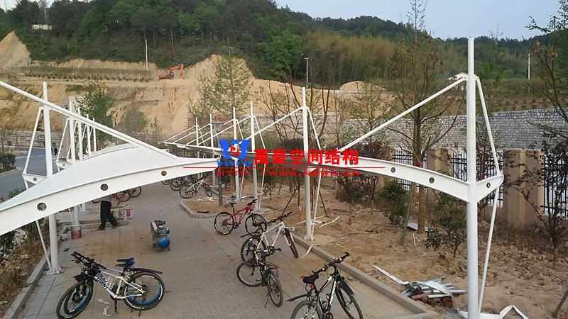 膜結構自行車棚
